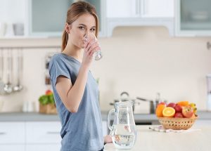 Vì sao các bác sĩ thường xuyên khuyên bạn uống nước khi bụng rỗng?