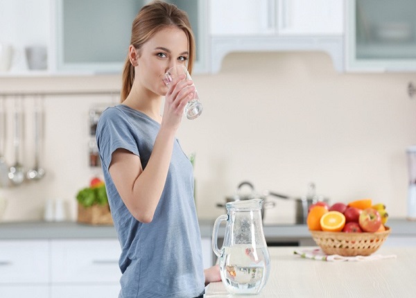 8 lợi ích của việc uống nước khi bụng đói