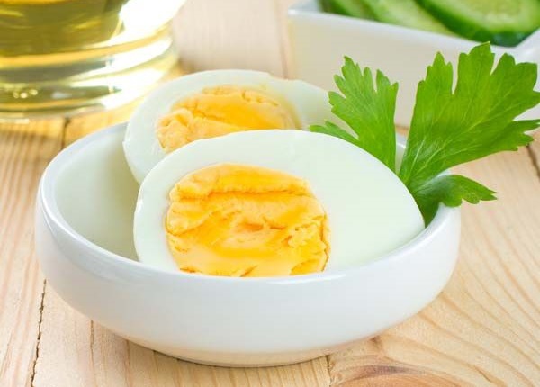 Để ăn trứng luộc một cách an toàn, hãy đảm bảo trứng bạn mua vẫn còn tươi