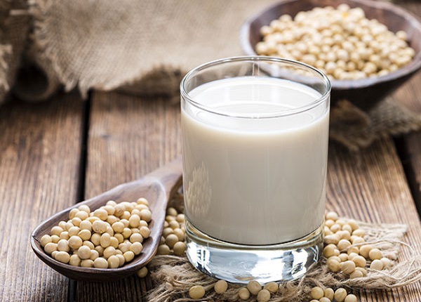 Uống sữa đậu nành không đường trước bữa ăn giúp giảm cân