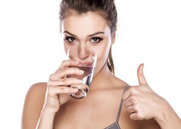 Uống nước khi đói giúp phòng ngừa tăng cân do ăn quá nhiều