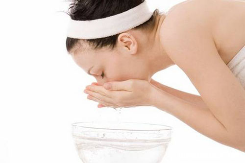 Rửa sạch bằng nước muối tốt cho da mụn