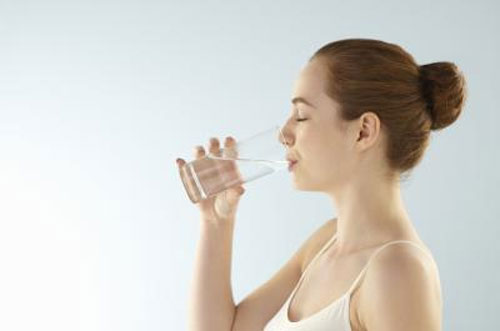 Uống đủ nước cũng là cách giúp ngực không bị chảy xệ